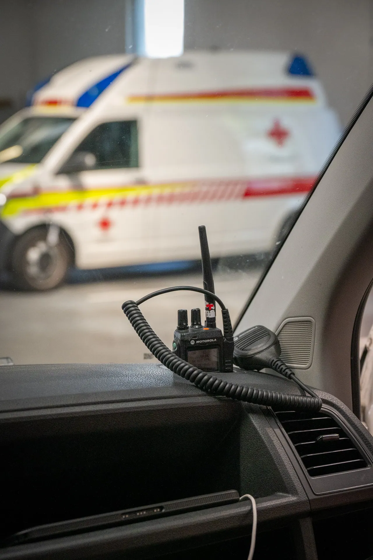 Blick aus einem Einsatzfahrzeug mit Funkgerät auf einen Rettungswagen